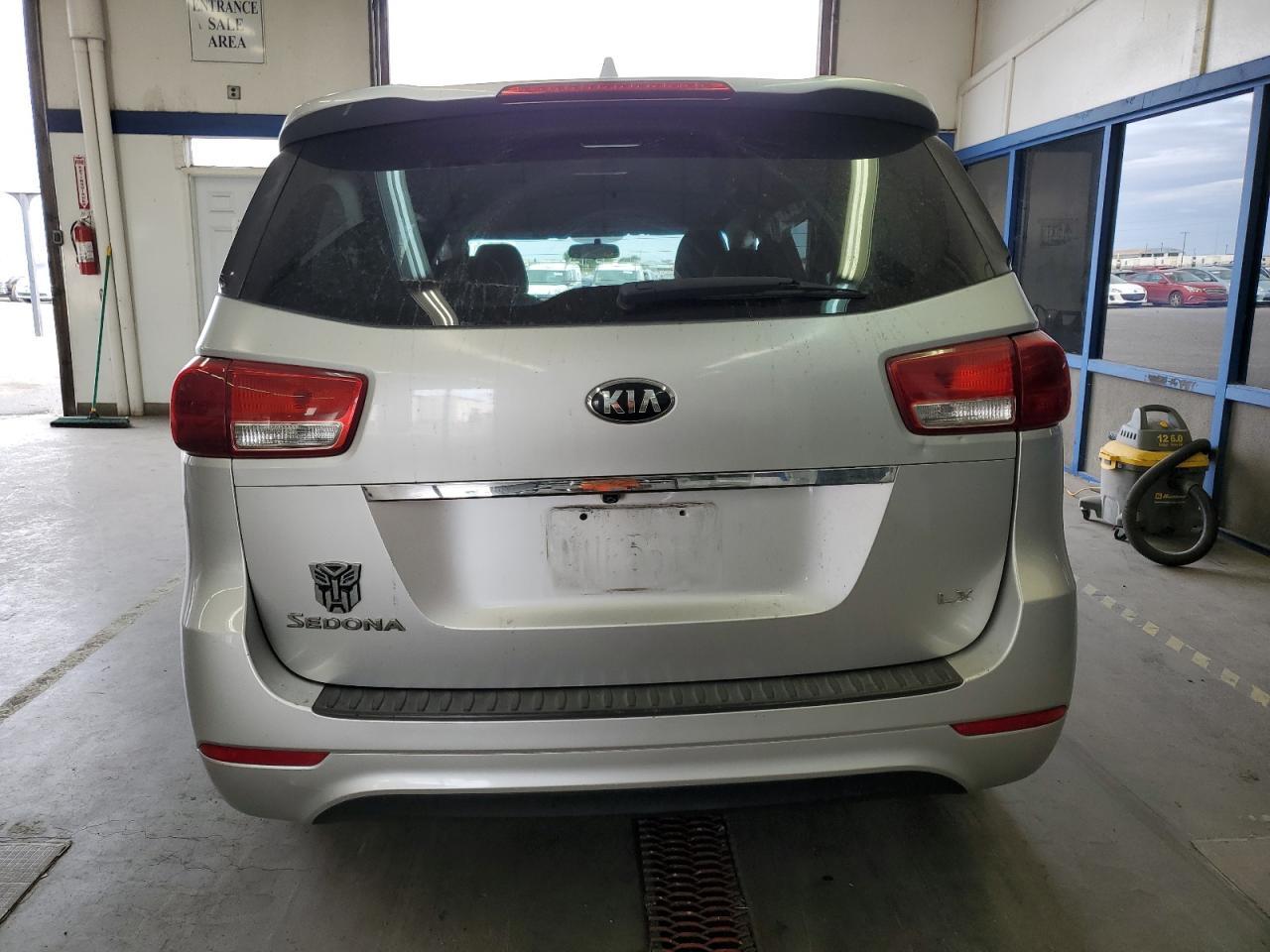 2017 Kia Sedona Lx - Фото 6