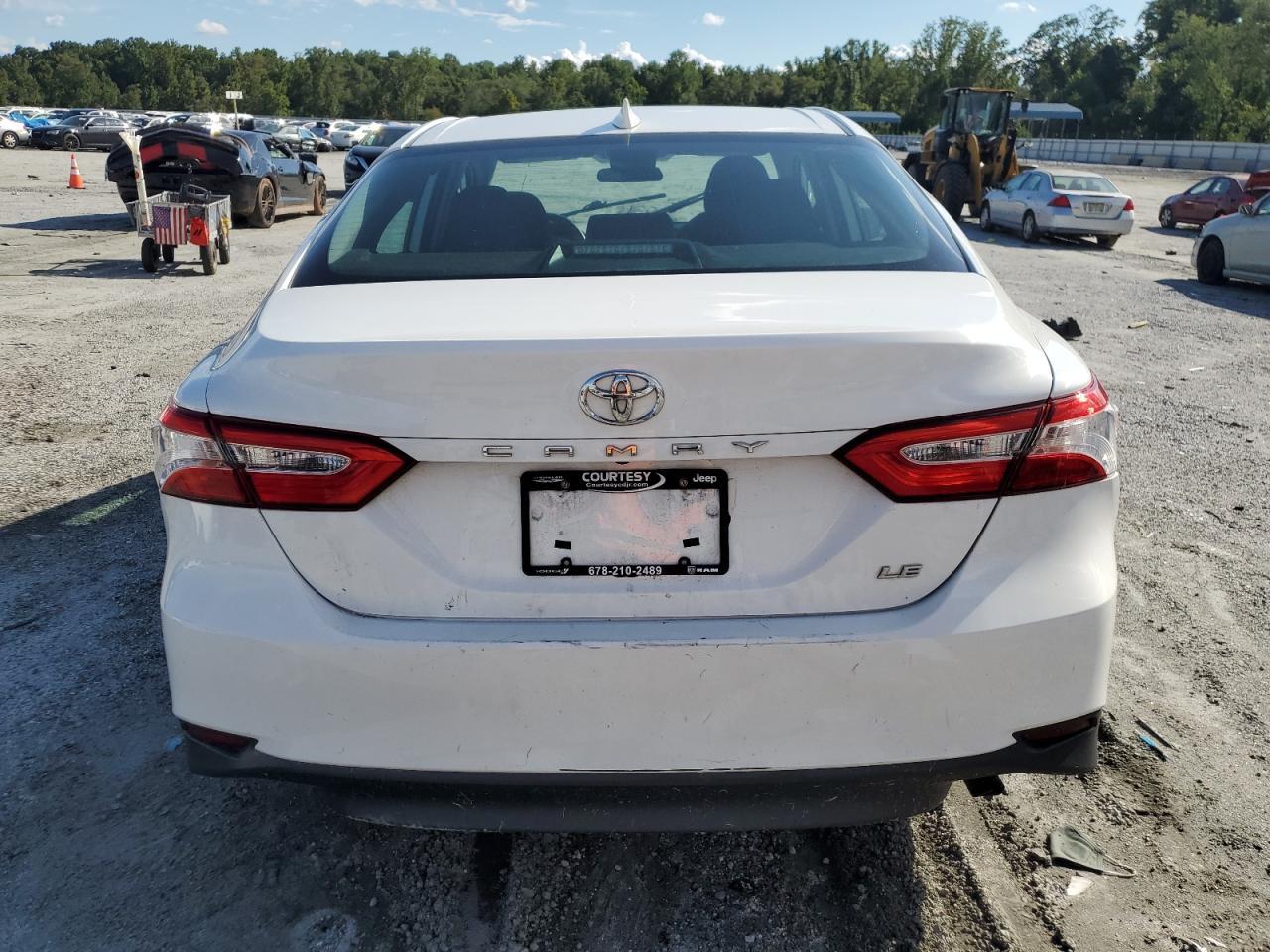 2020 Toyota Camry Le - Фото 6