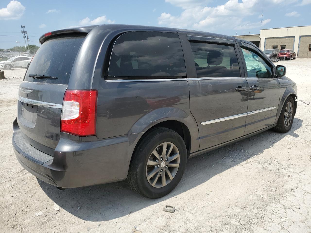 2015 Chrysler Town & Country S - Фото 3