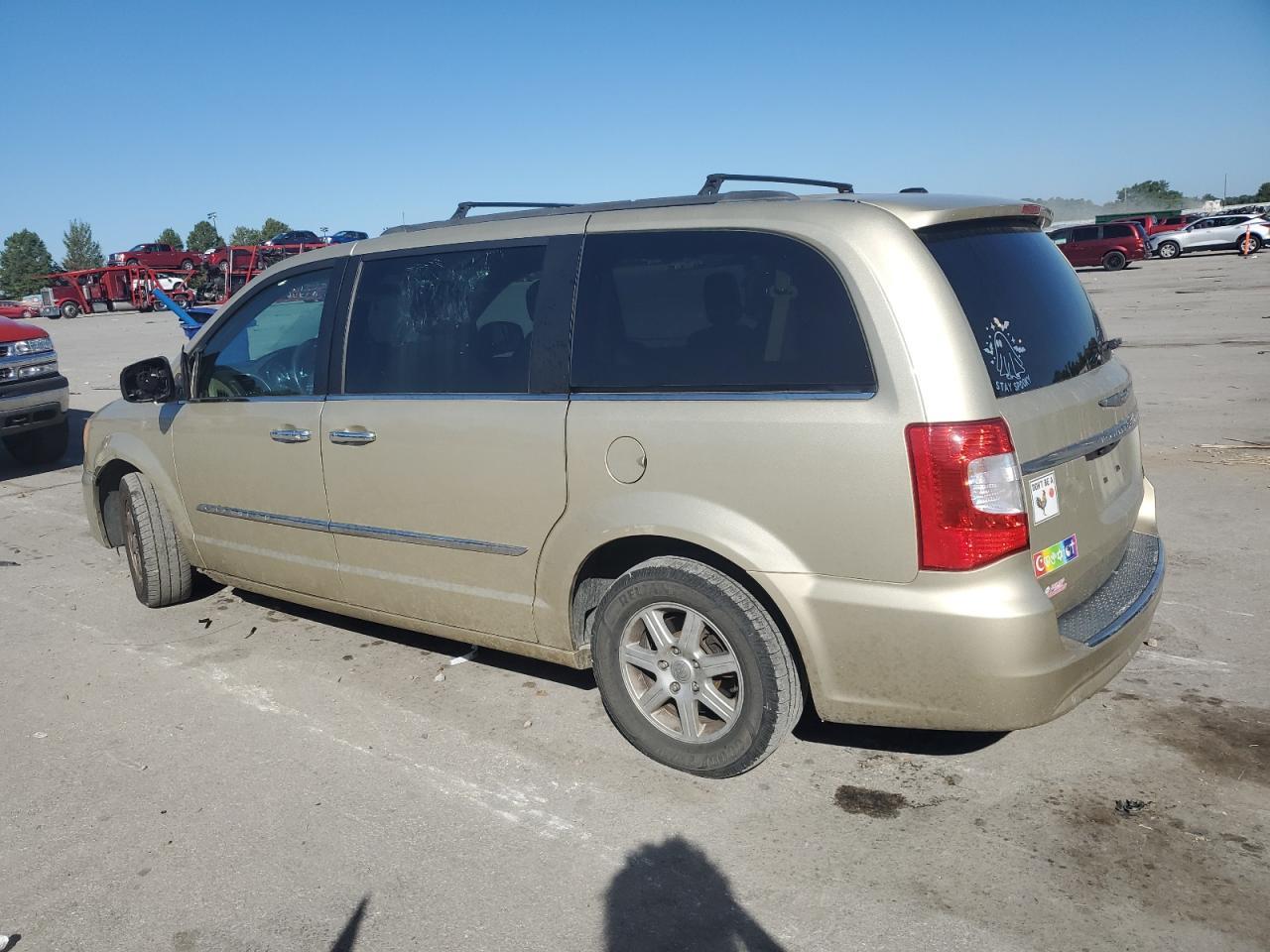2011 Chrysler Town & Country Touring - Фото 2
