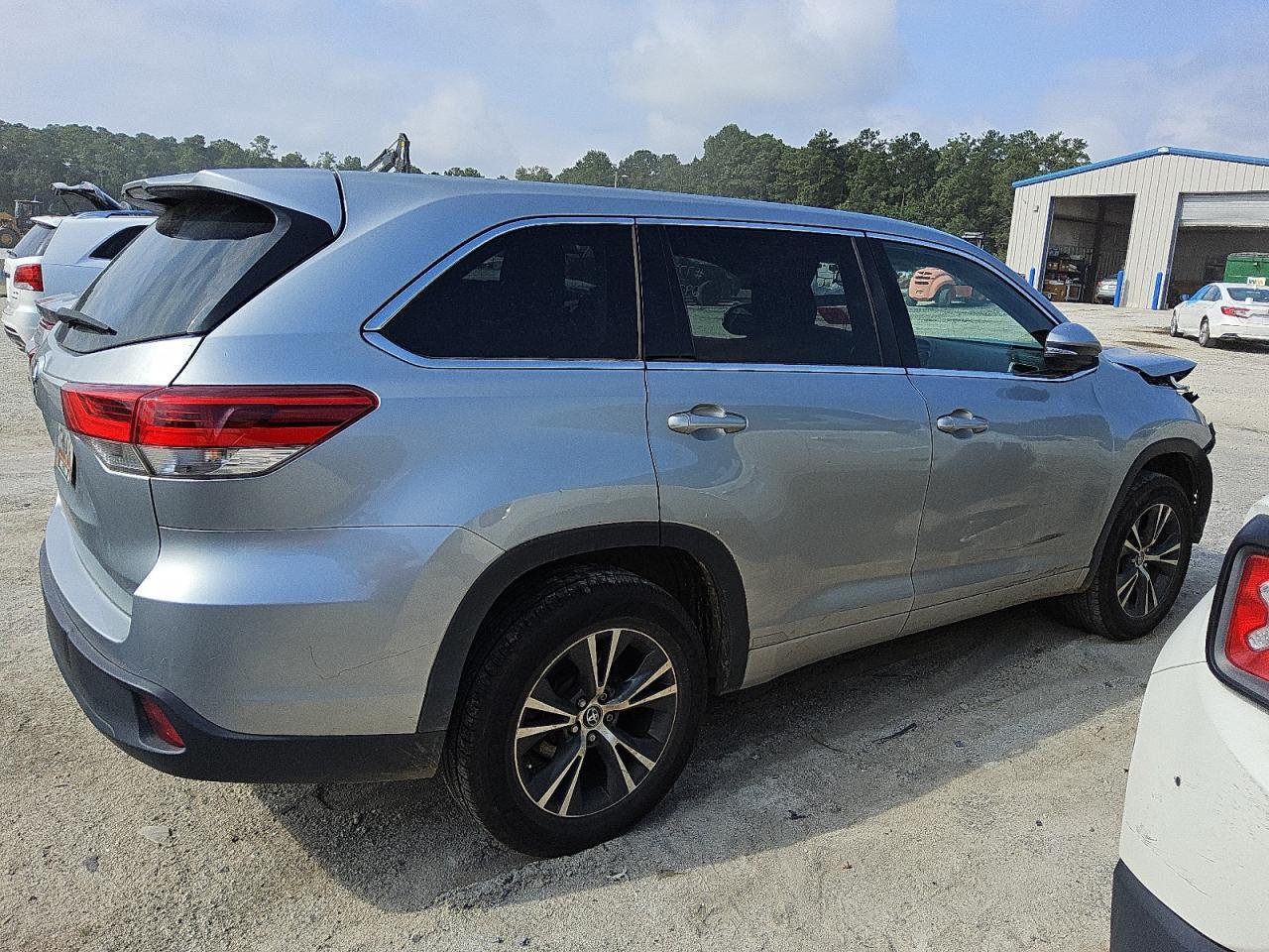 2018 Toyota Highlander Le - Фото 3