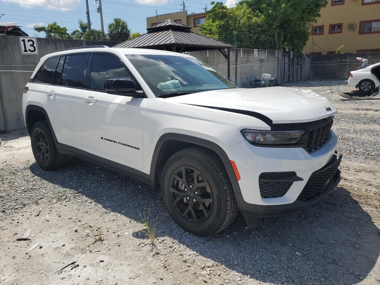 2024 Jeep Grand Cherokee Laredo - Image 4