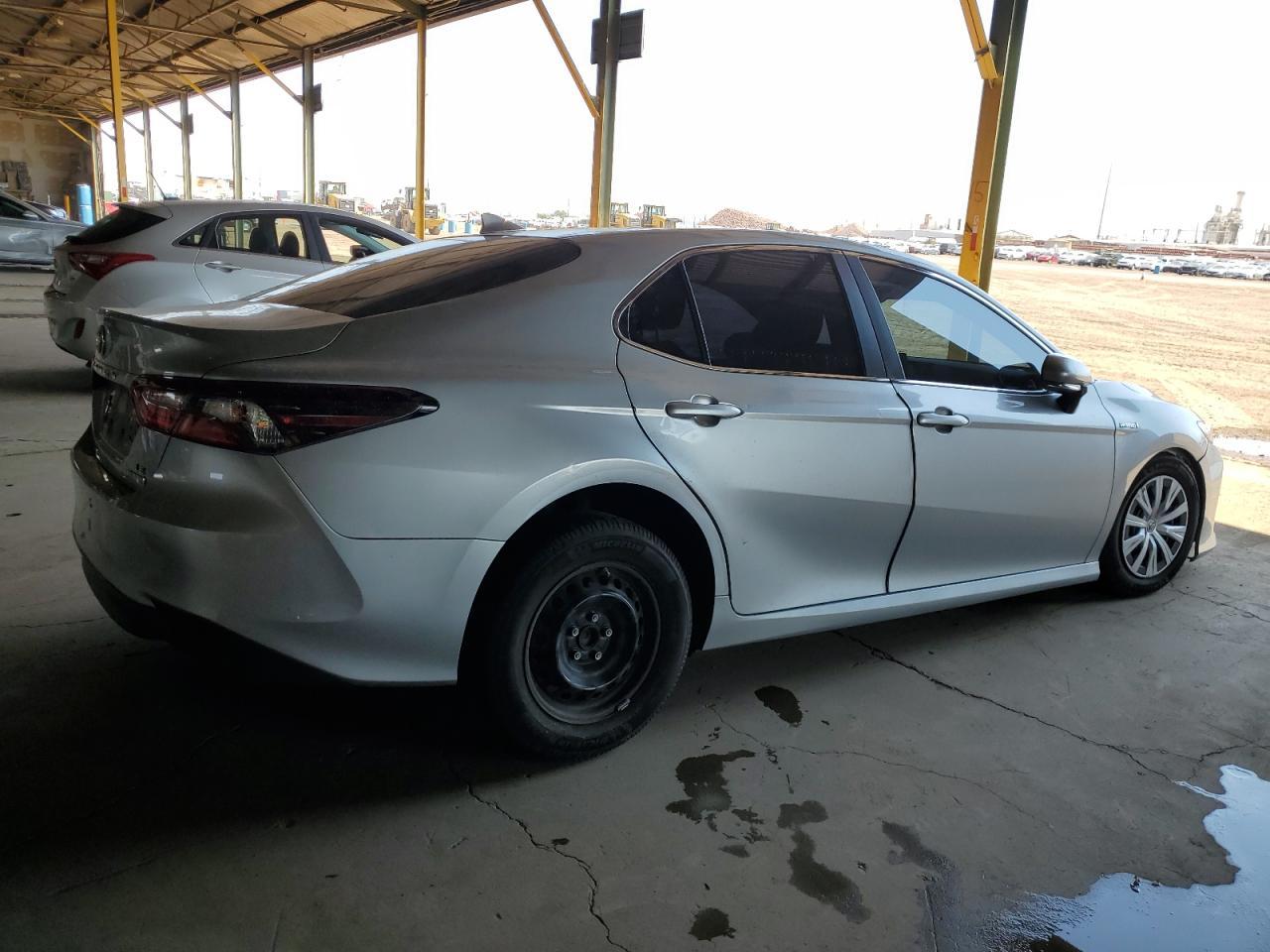 2021 Toyota Camry Le - Фото 3