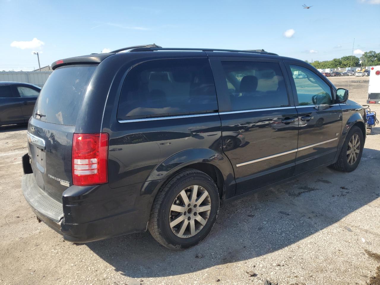 2009 Chrysler Town & Country Touring - Image 3