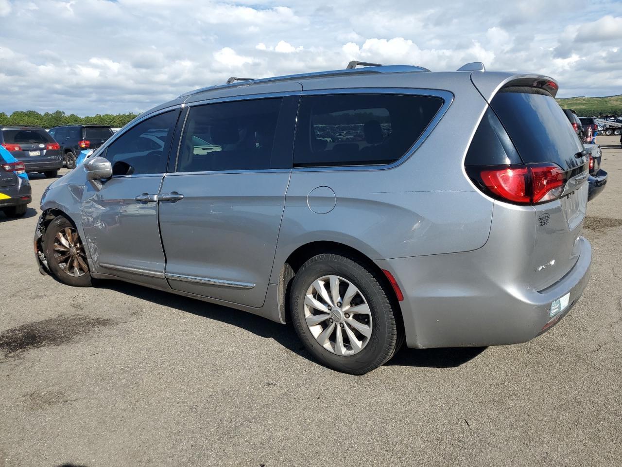2019 Chrysler Pacifica Touring L - Фото 2