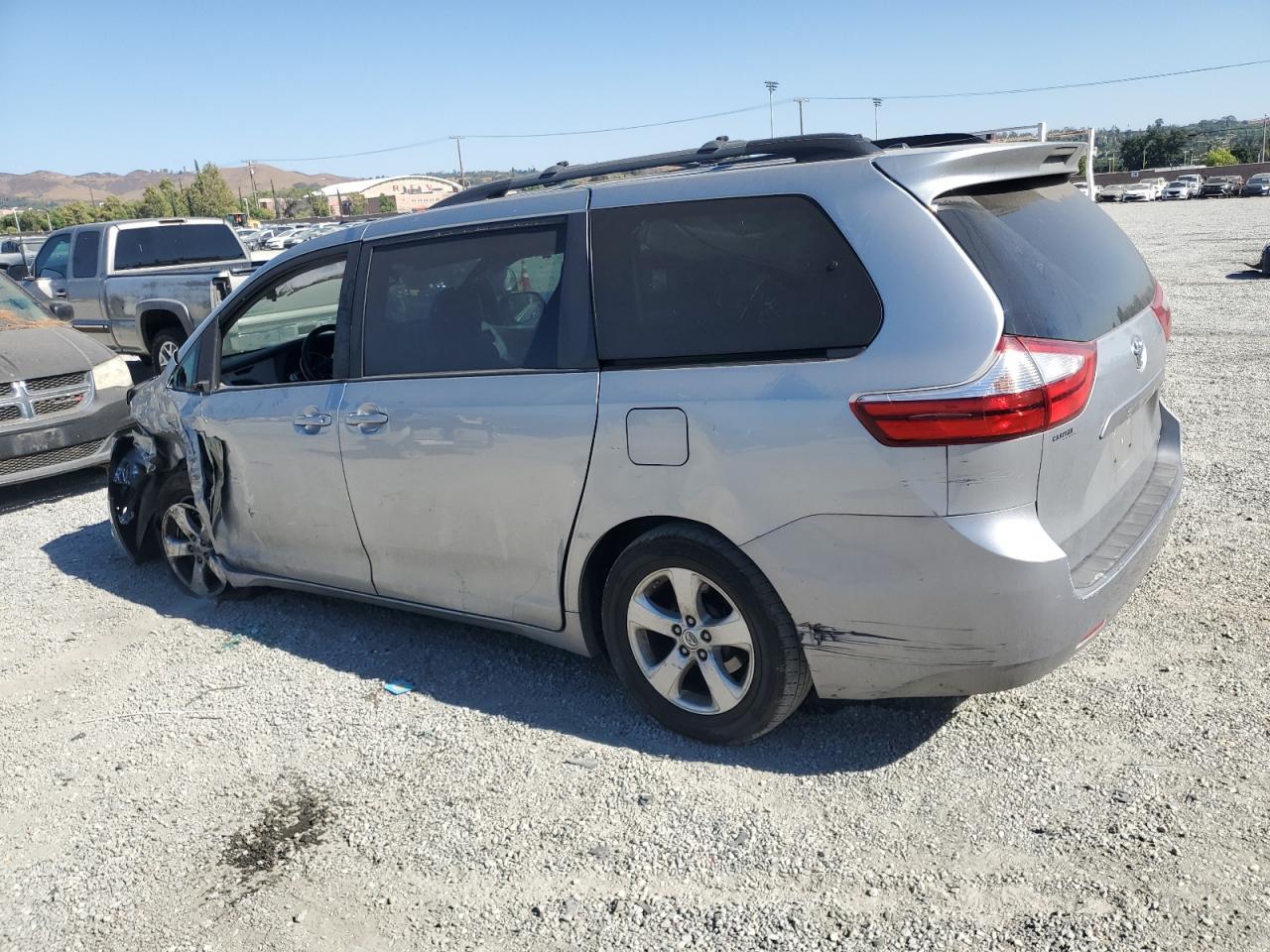 2017 Toyota Sienna Le - Фото 2