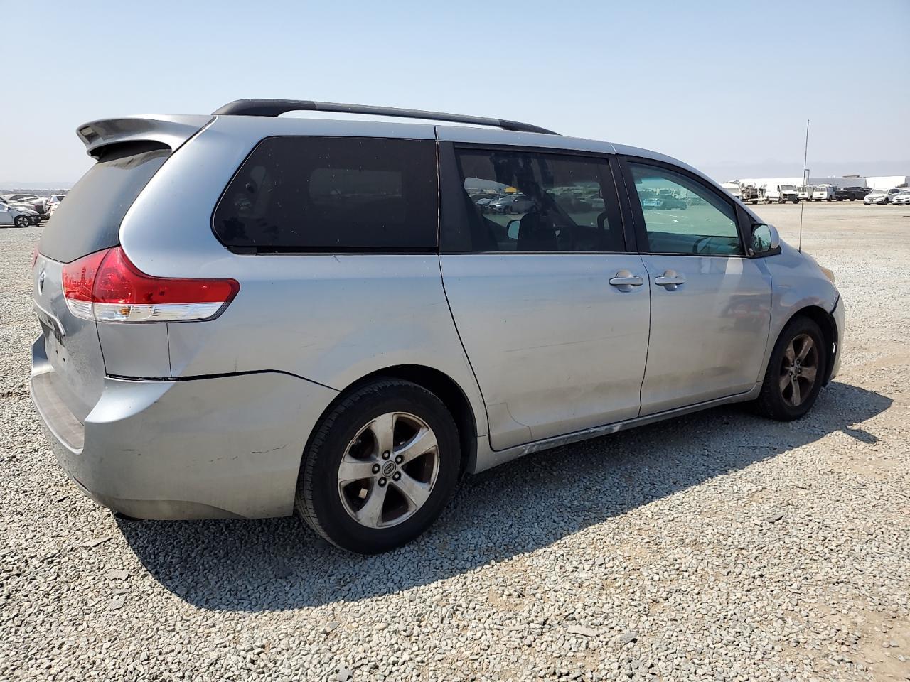 2011 Toyota Sienna Le - Фото 3