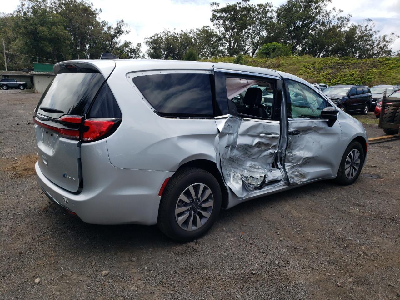 2024 Chrysler Pacifica Hybrid Select - Image 3