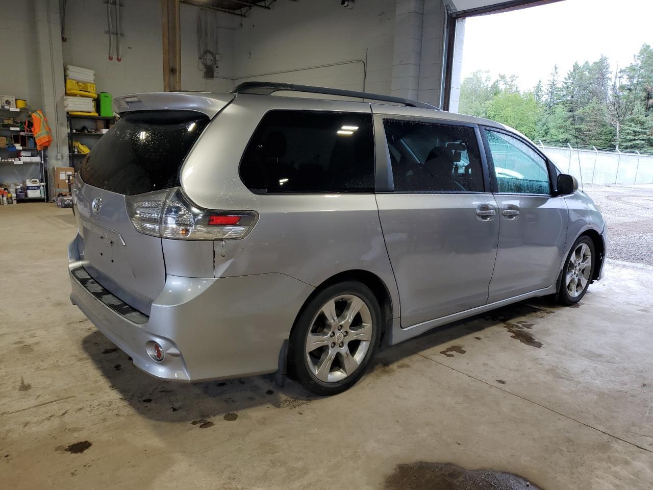 2011 Toyota Sienna Sport - Фото 3