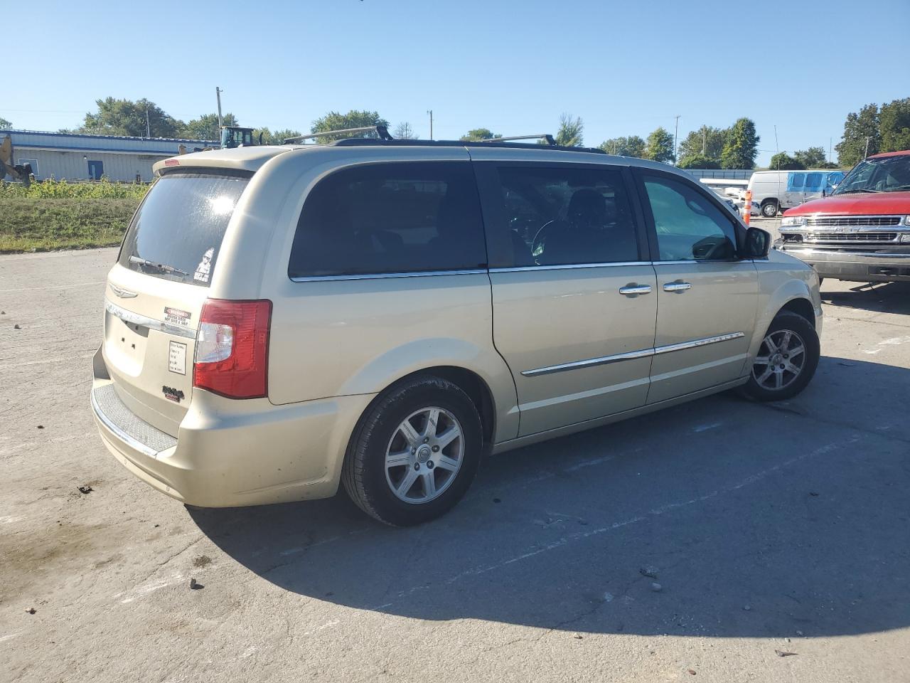 2011 Chrysler Town & Country Touring - Фото 3