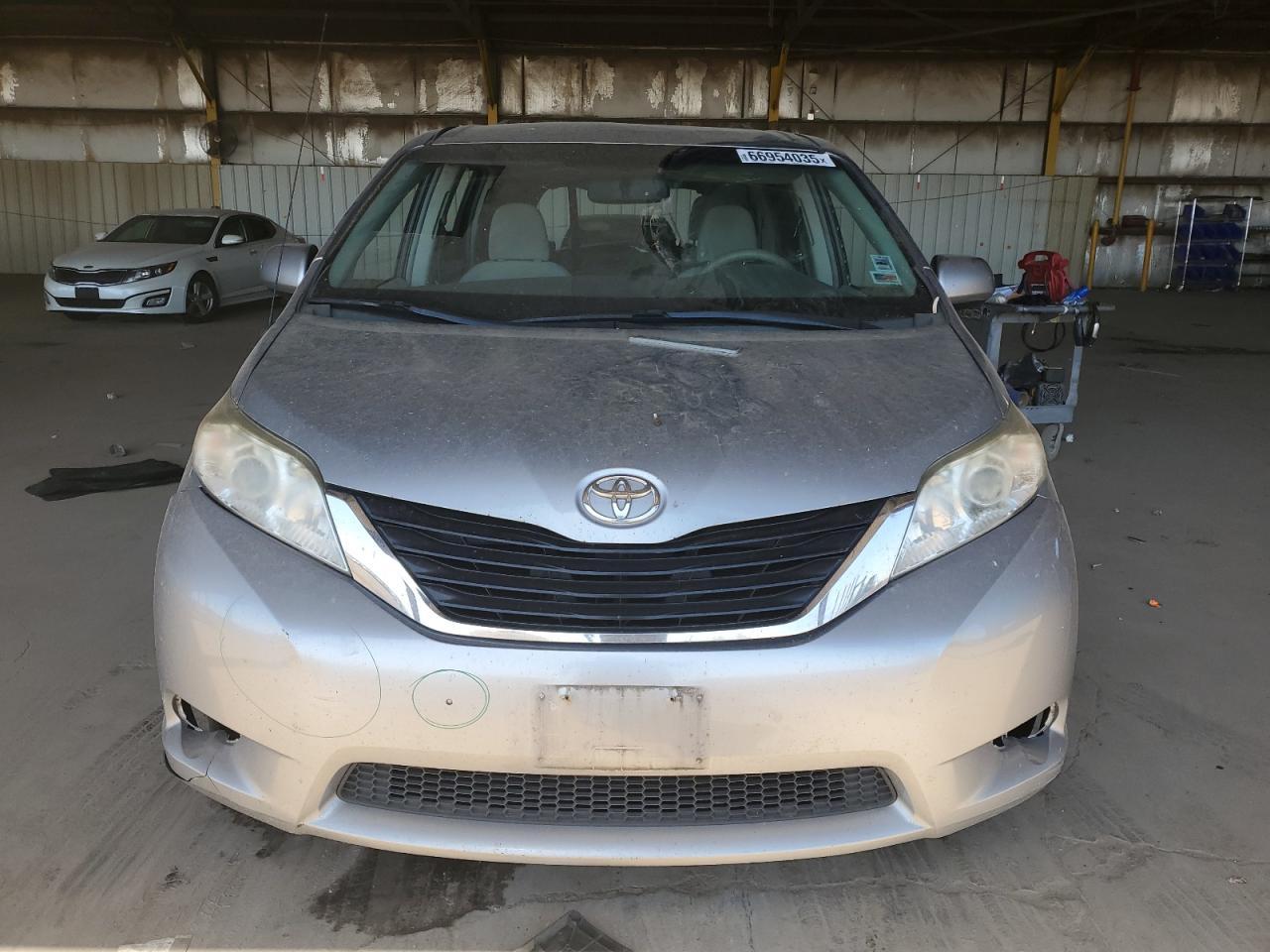 2013 Toyota Sienna Le - Image 5