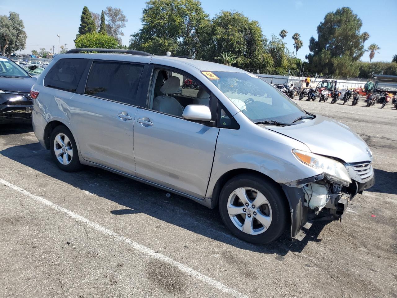 2015 Toyota Sienna Le - Фото 4
