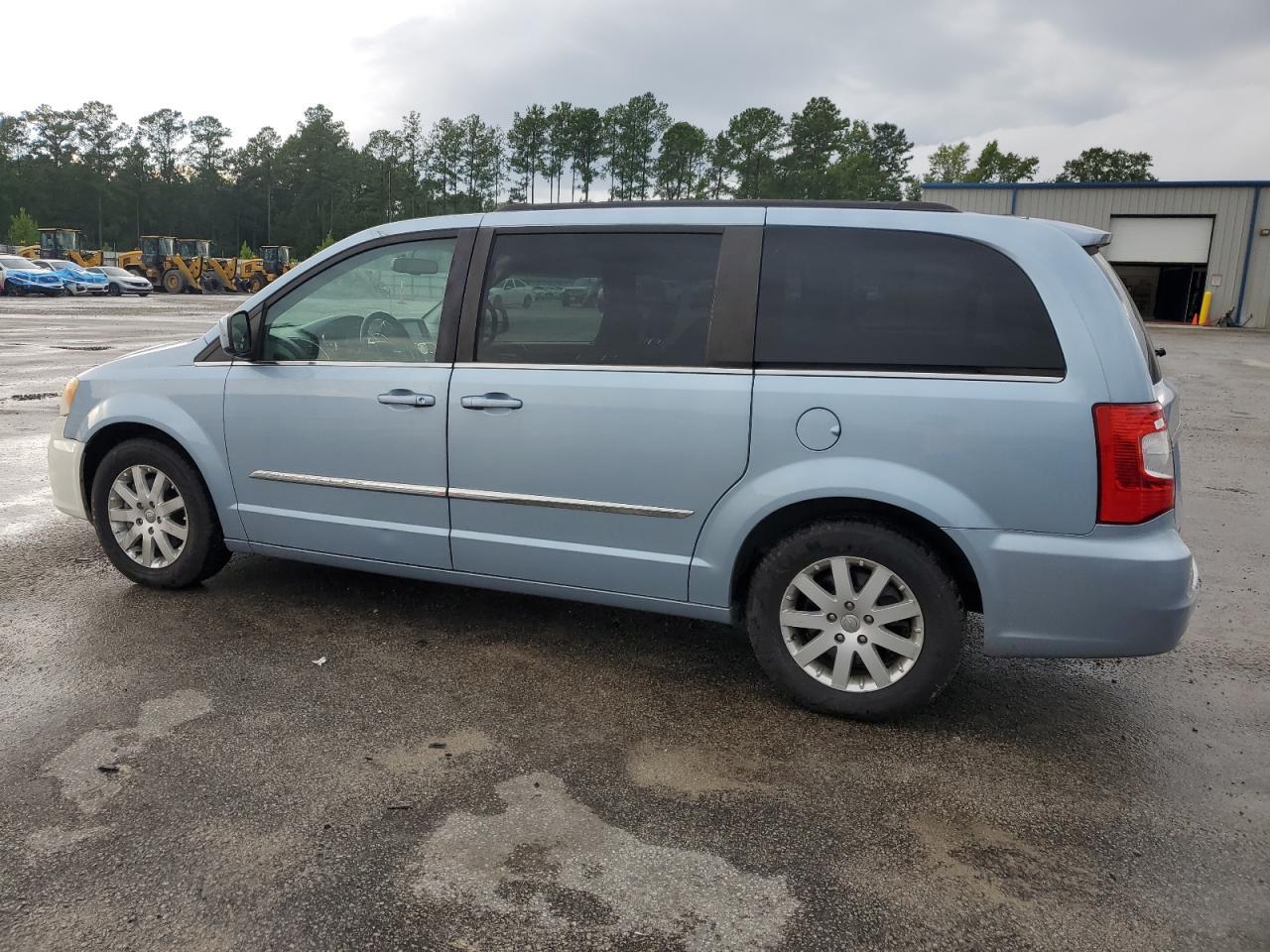 2013 Chrysler Town & Country Touring - Image 2