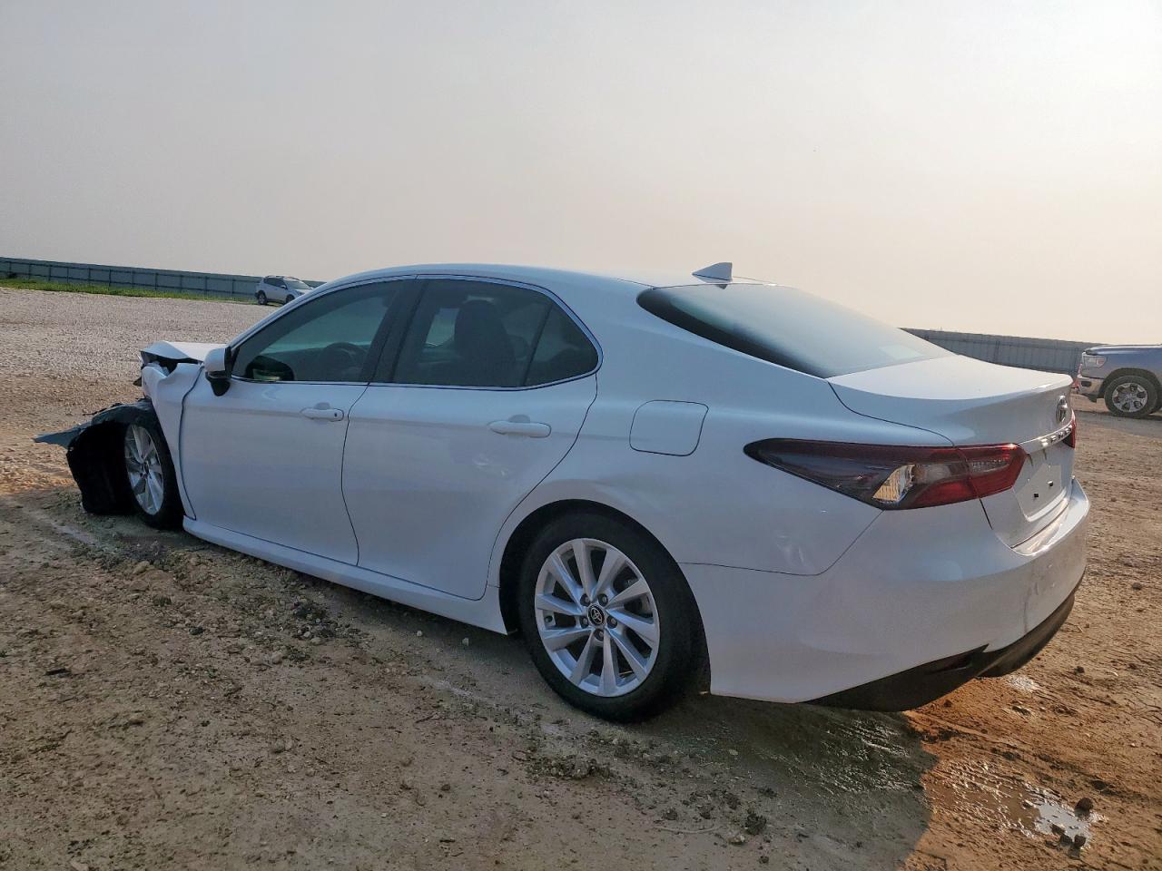 2024 Toyota Camry Le - Фото 2