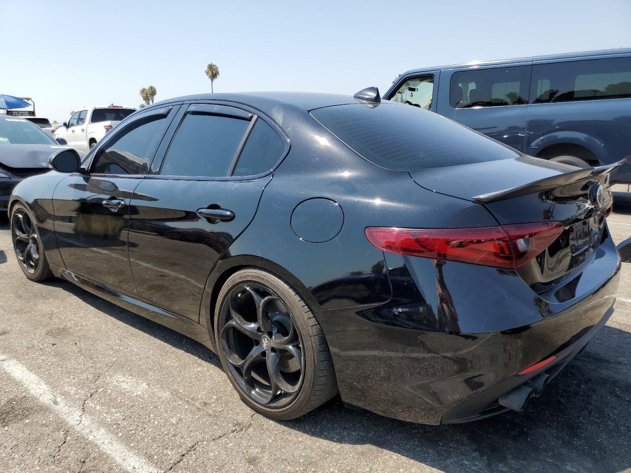 2017 Alfa Romeo Giulia - Фото 2