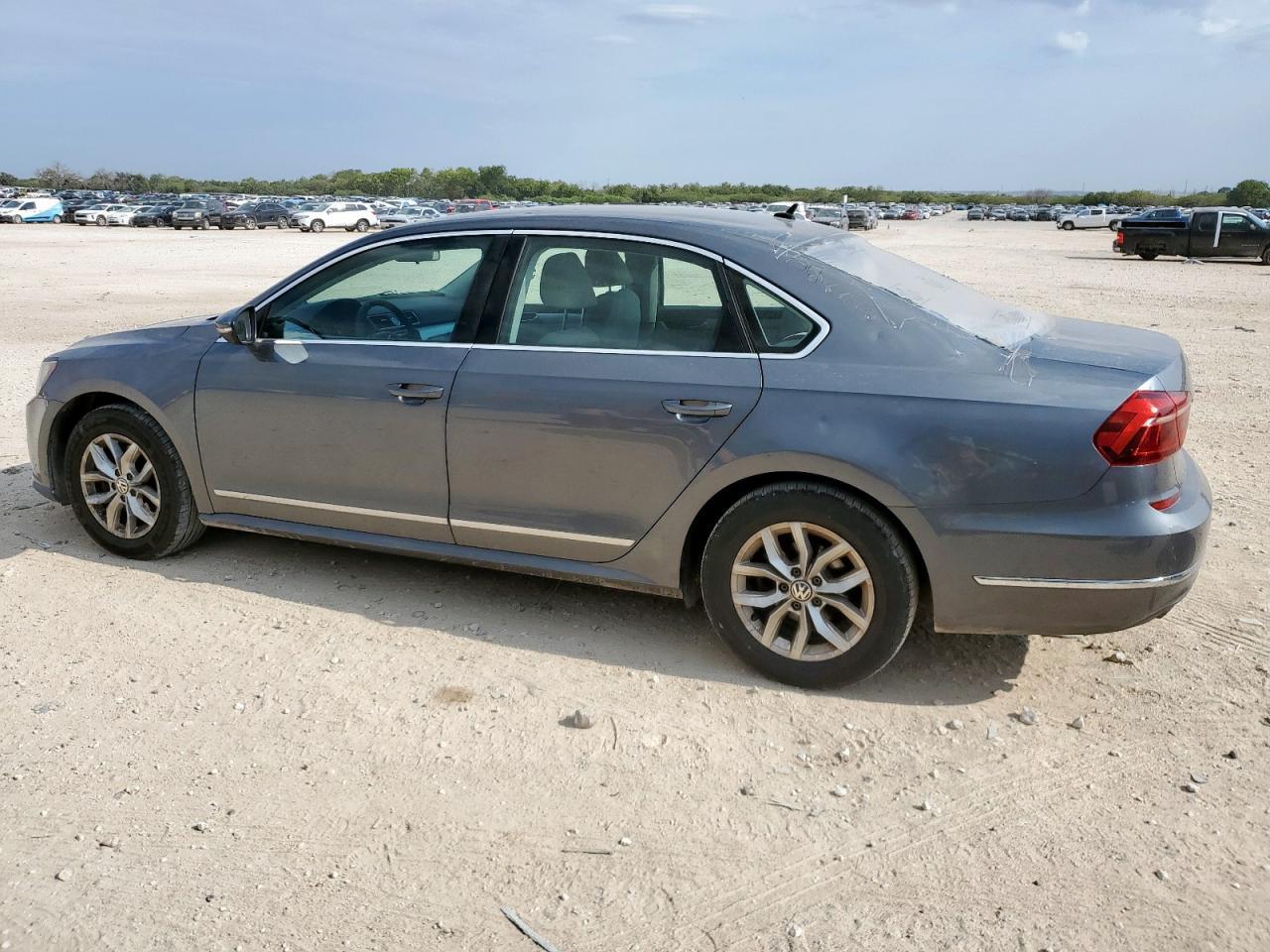 2017 Volkswagen Passat S - Фото 2