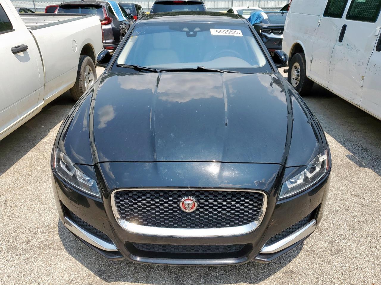 2017 Jaguar Xf Premium - Image 5