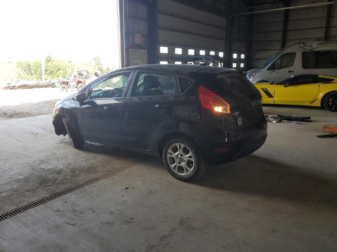 2015 Ford Fiesta Se - Фото 2