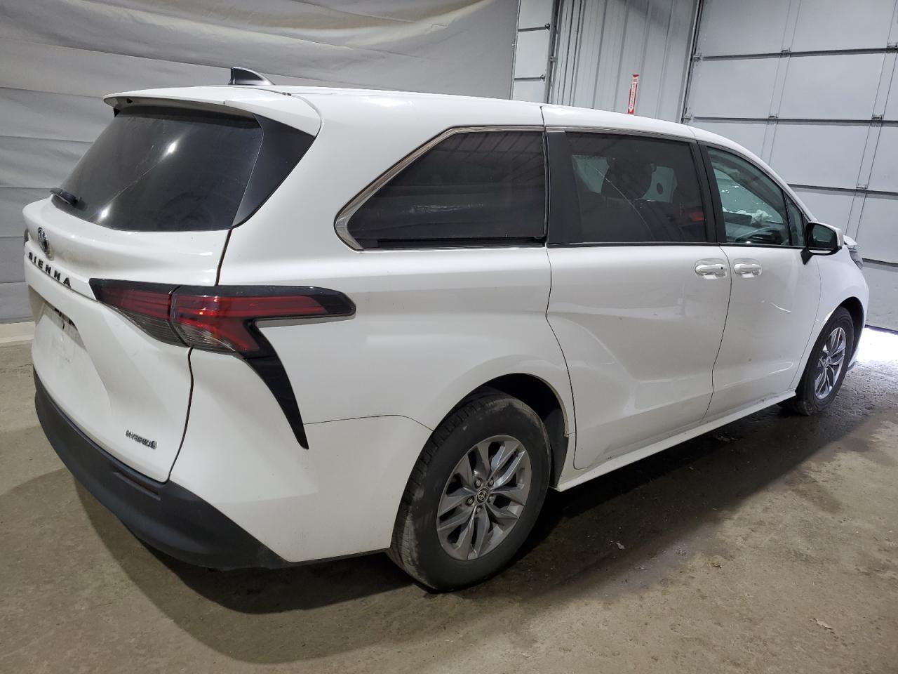 2022 Toyota Sienna Le - Фото 3