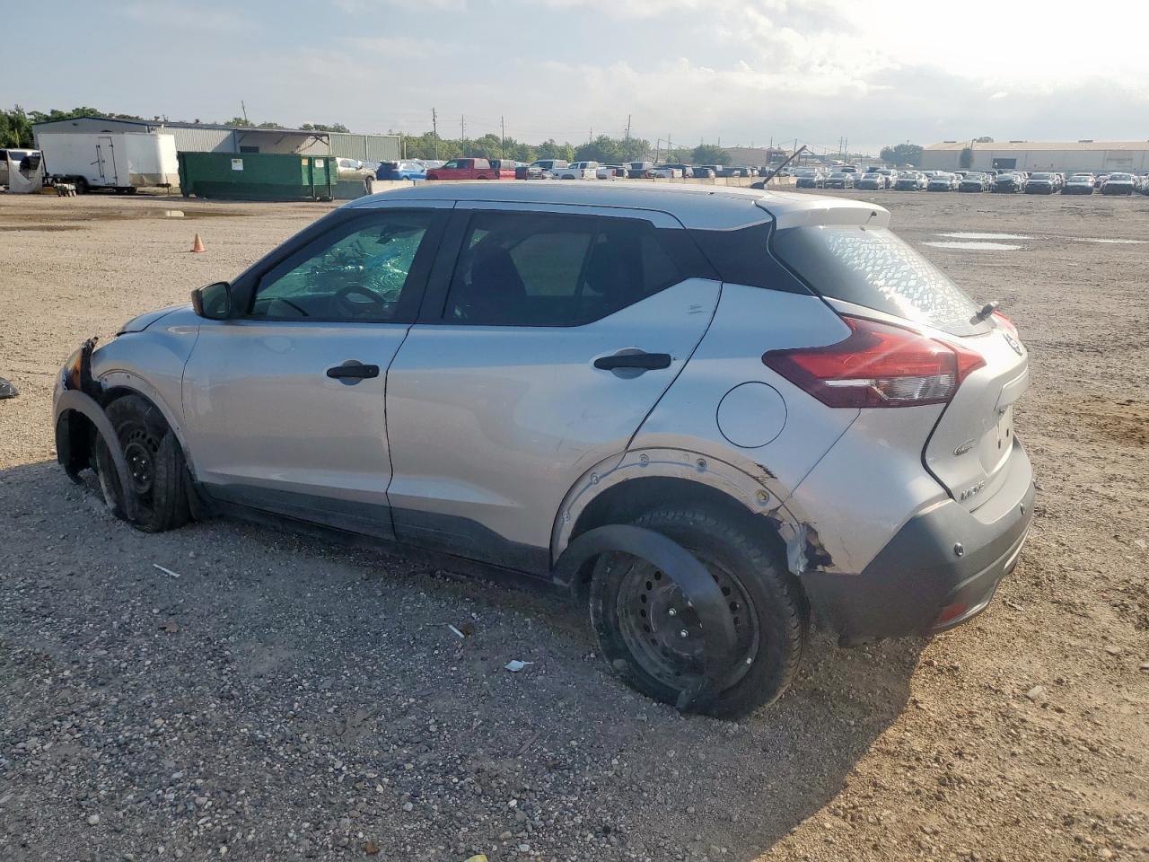 2020 Nissan Kicks S - Фото 2
