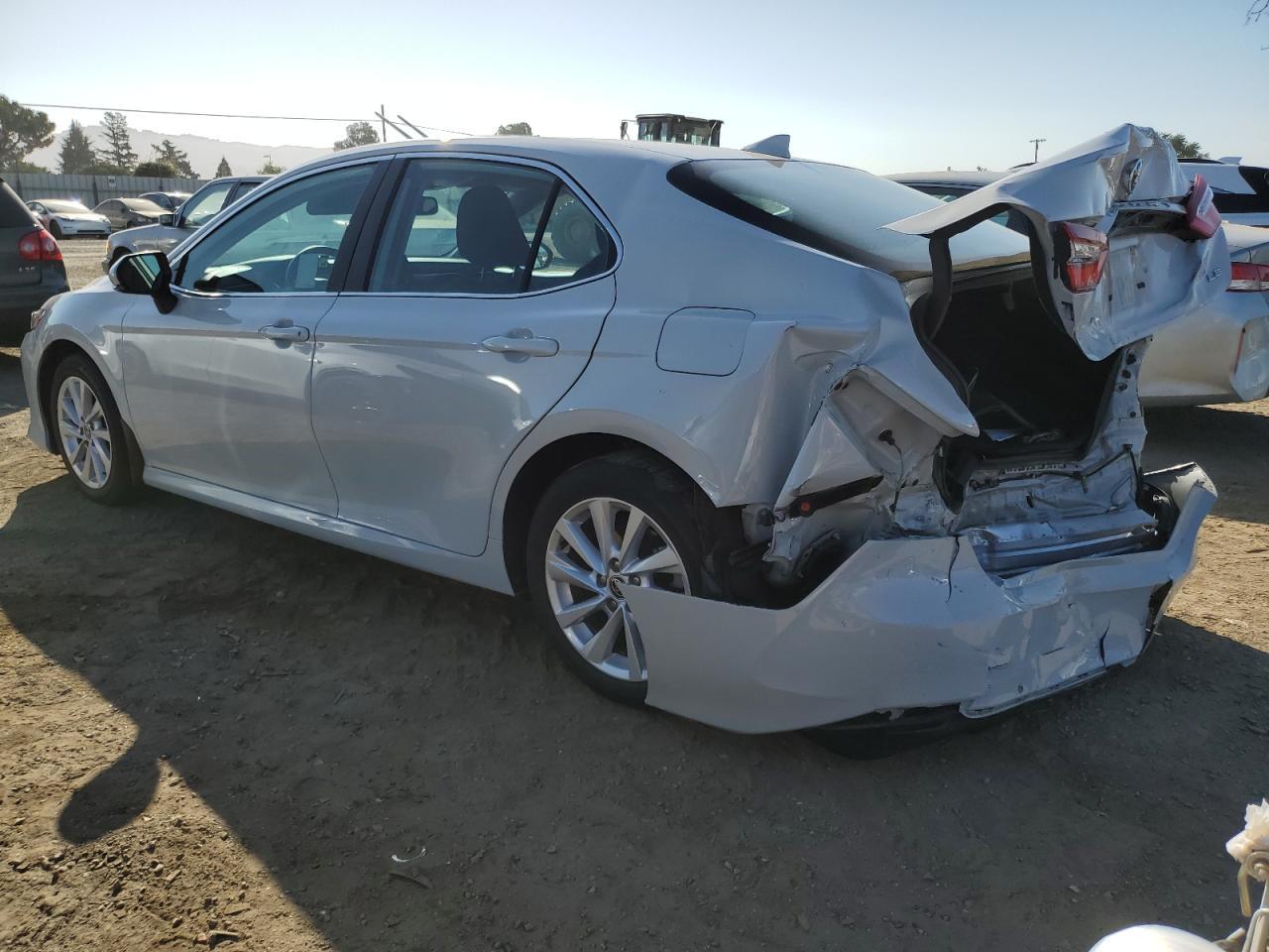 2022 Toyota Camry Le - Фото 2