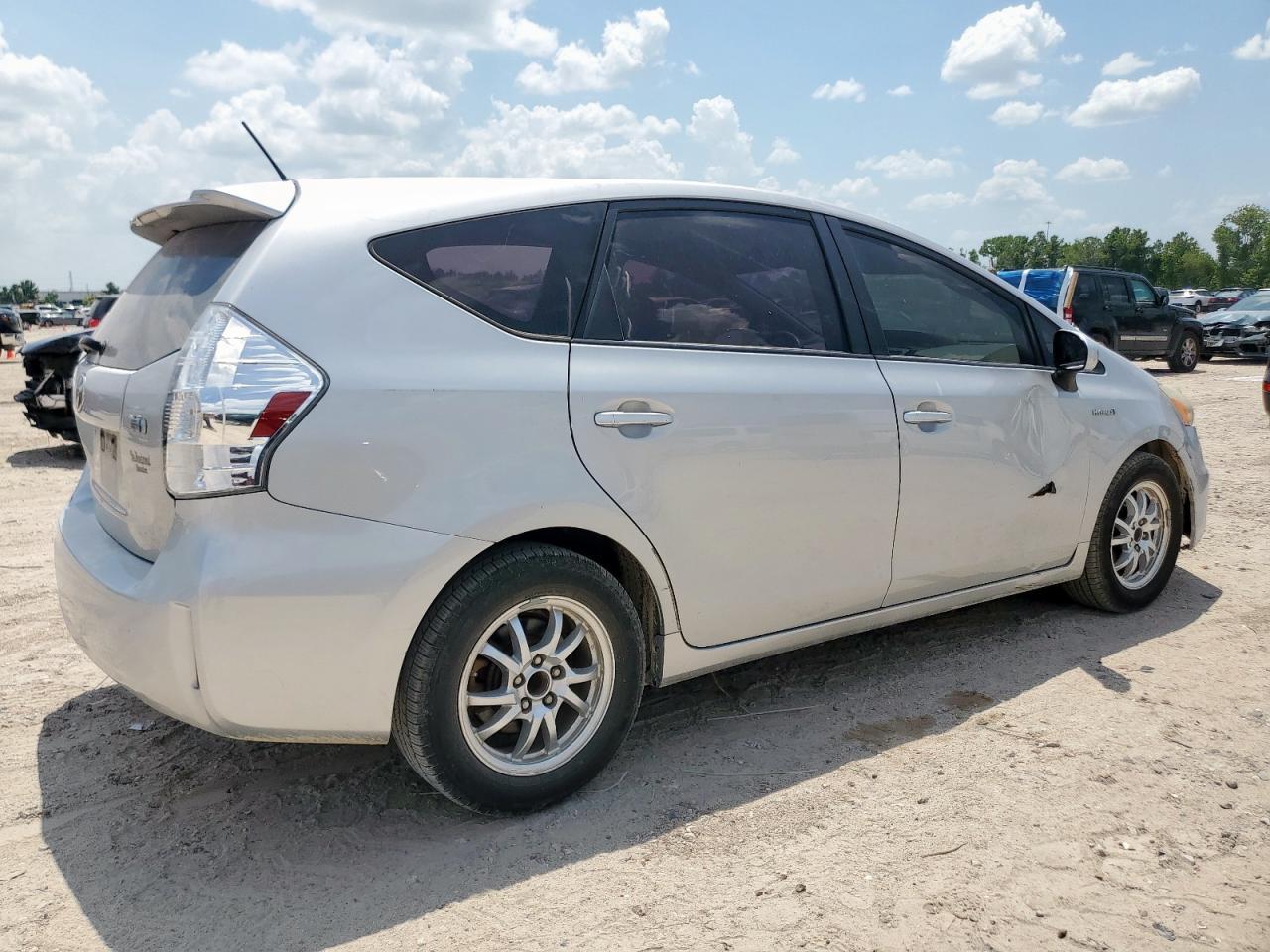 2014 Toyota Prius V - Image 3