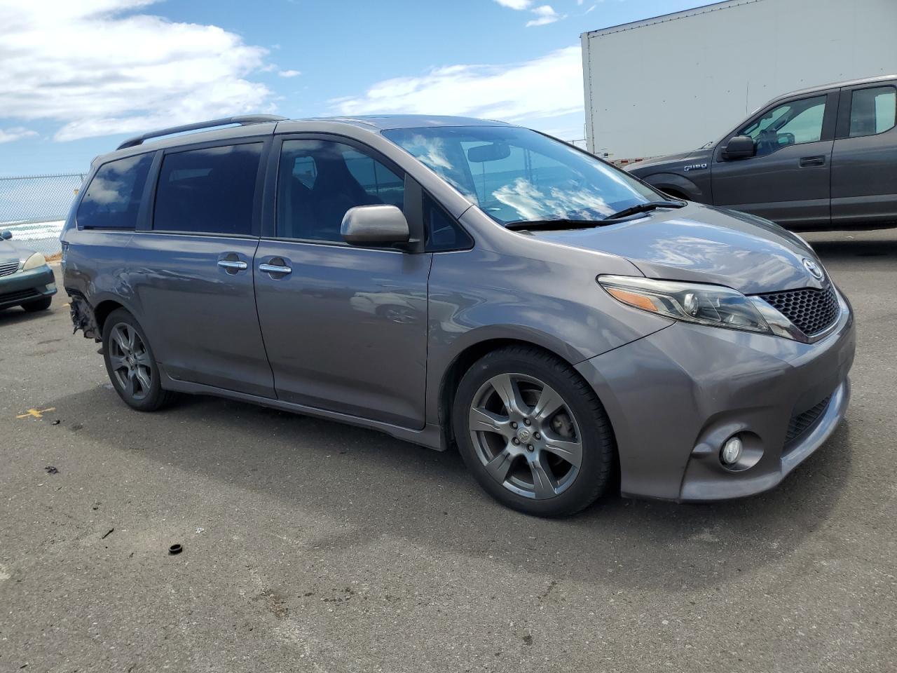 2017 Toyota Sienna Se - Фото 4