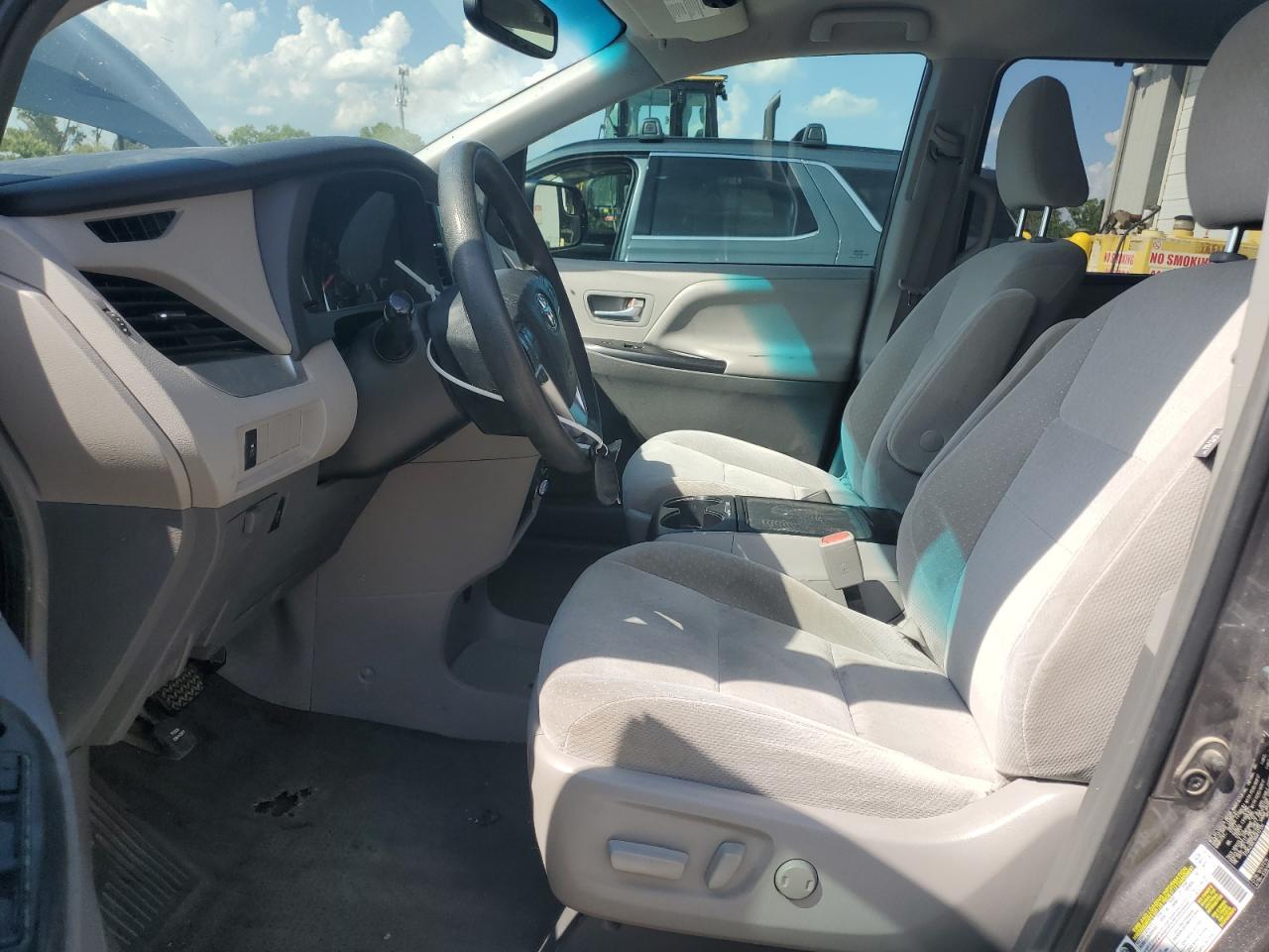 2017 Toyota Sienna Le - Image 7