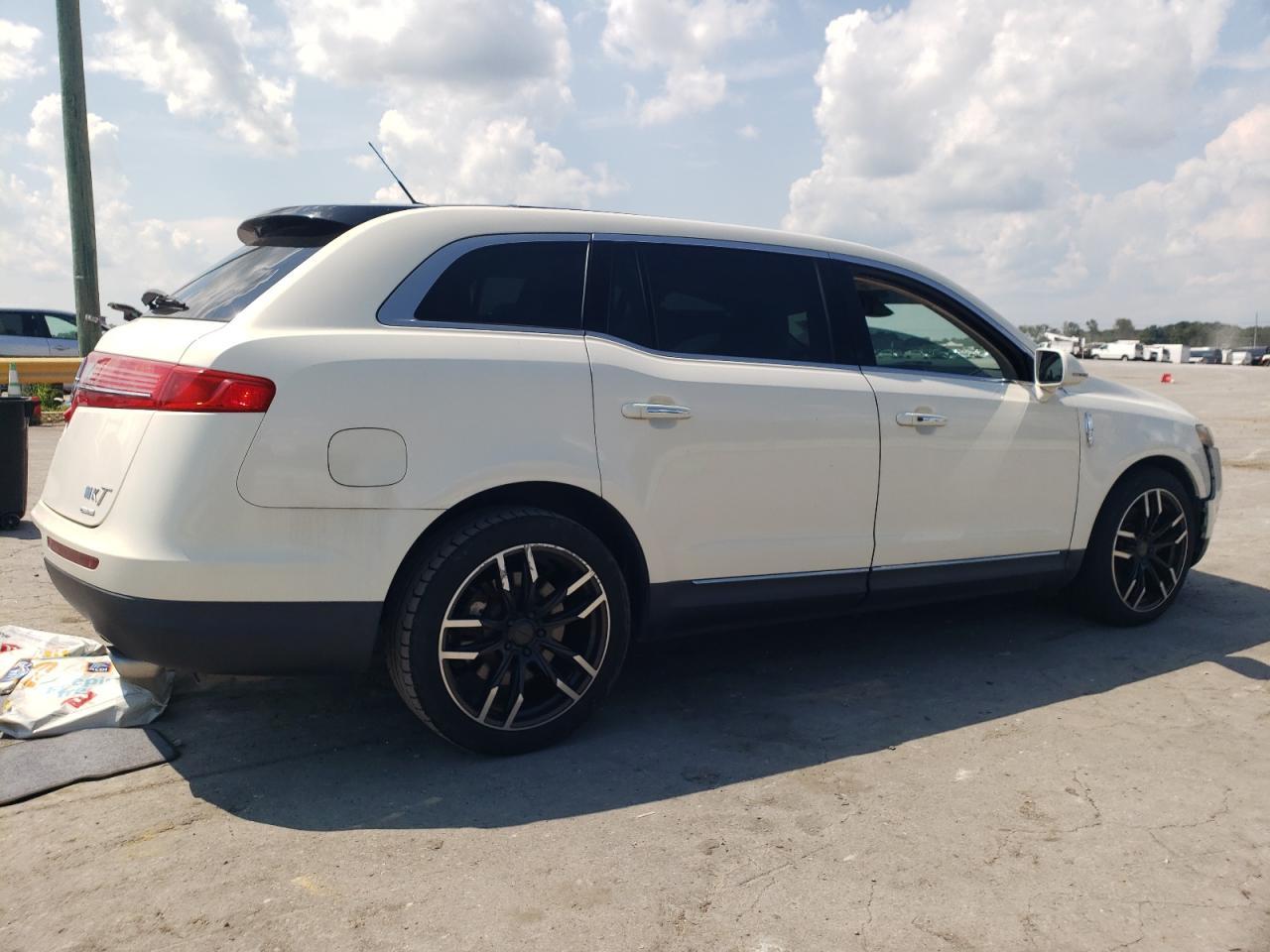 2013 Lincoln Mkt - Image 3
