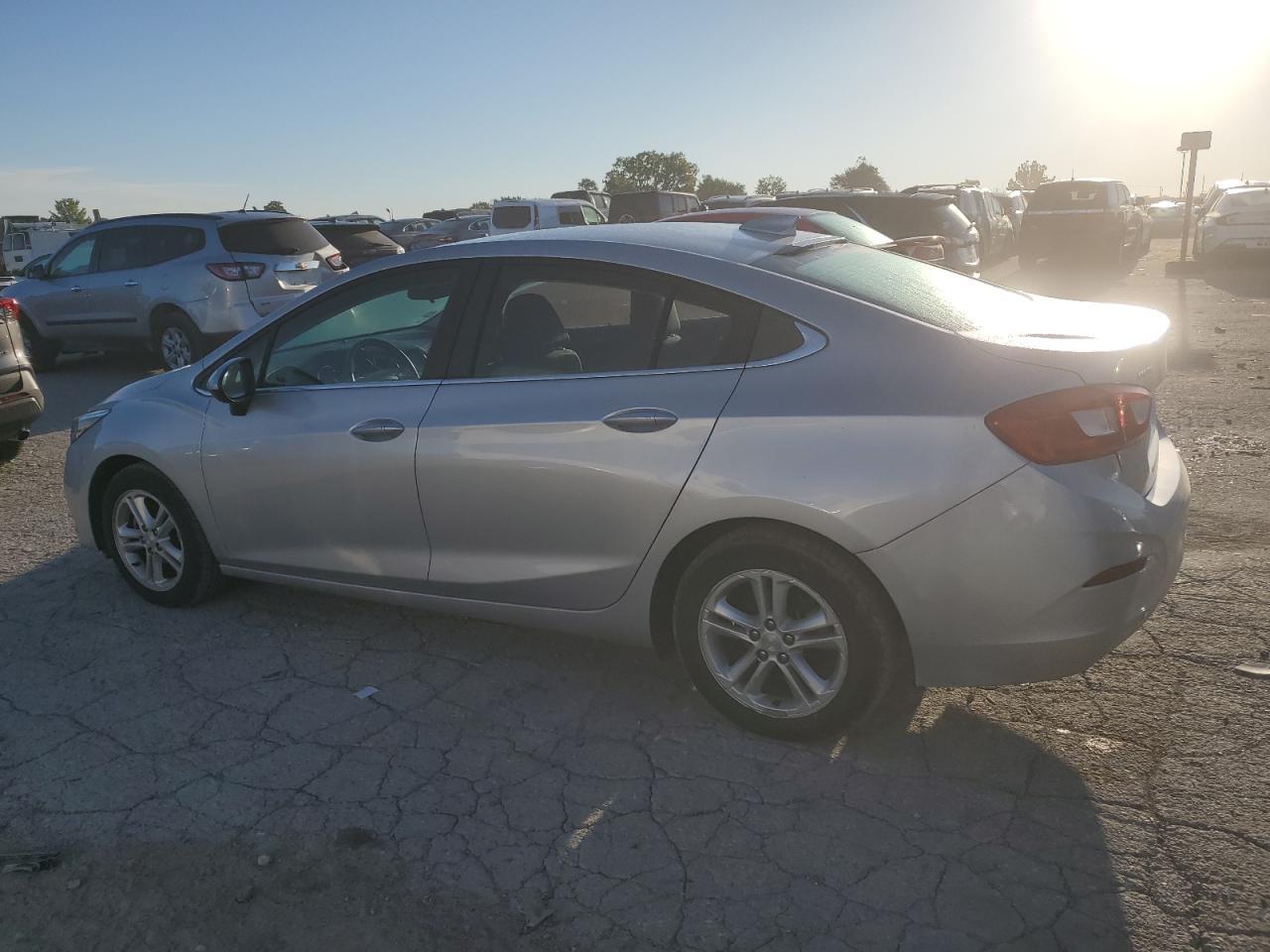 2017 Chevrolet Cruze Lt - Image 2