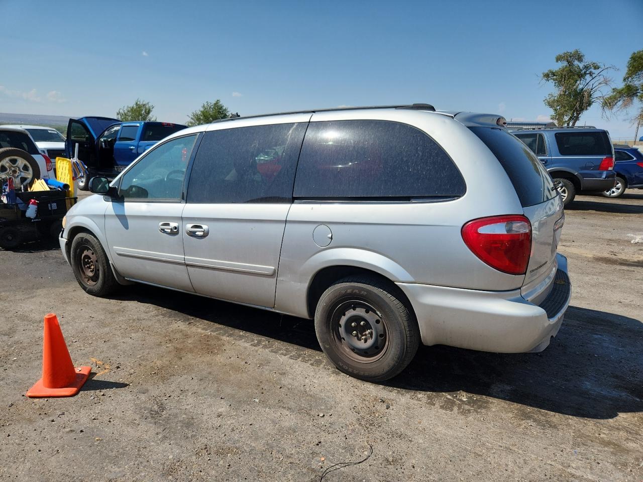 2005 Chrysler Town & Country Lx - Image 2