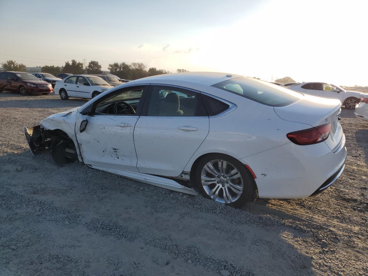 2015 Chrysler 200 Limited - Фото 2