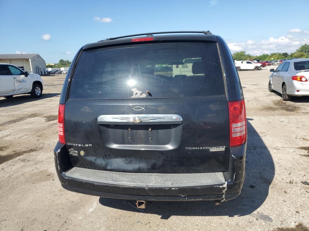 2009 Chrysler Town & Country Touring - Image 6