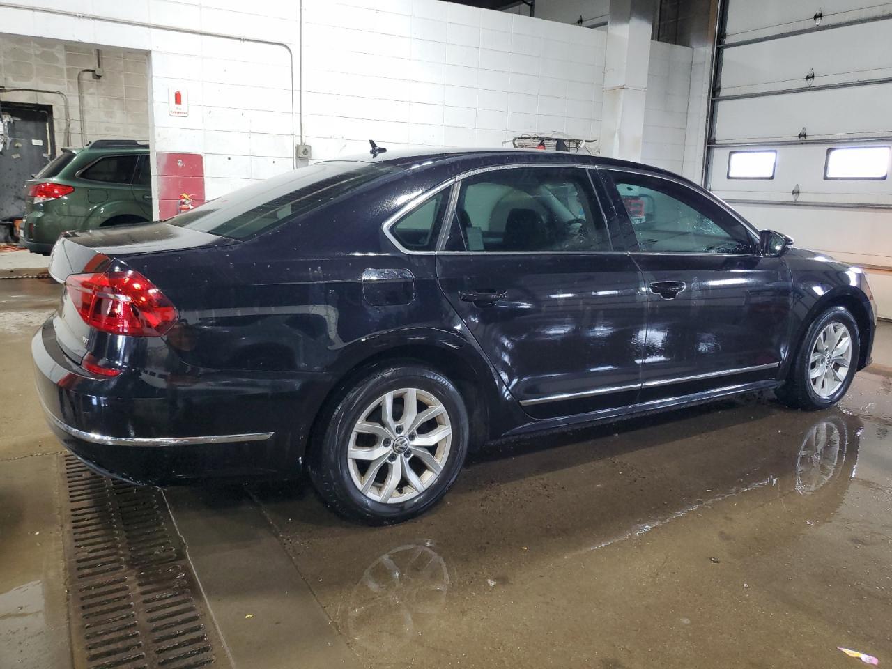 2017 Volkswagen Passat S - Фото 3