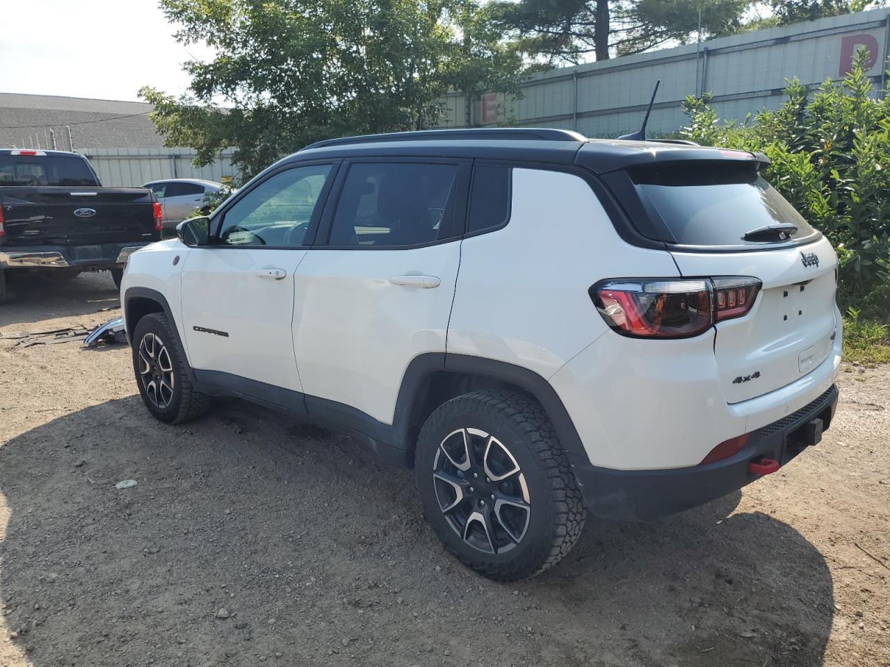 2024 Jeep Compass Trailhawk - Image 2