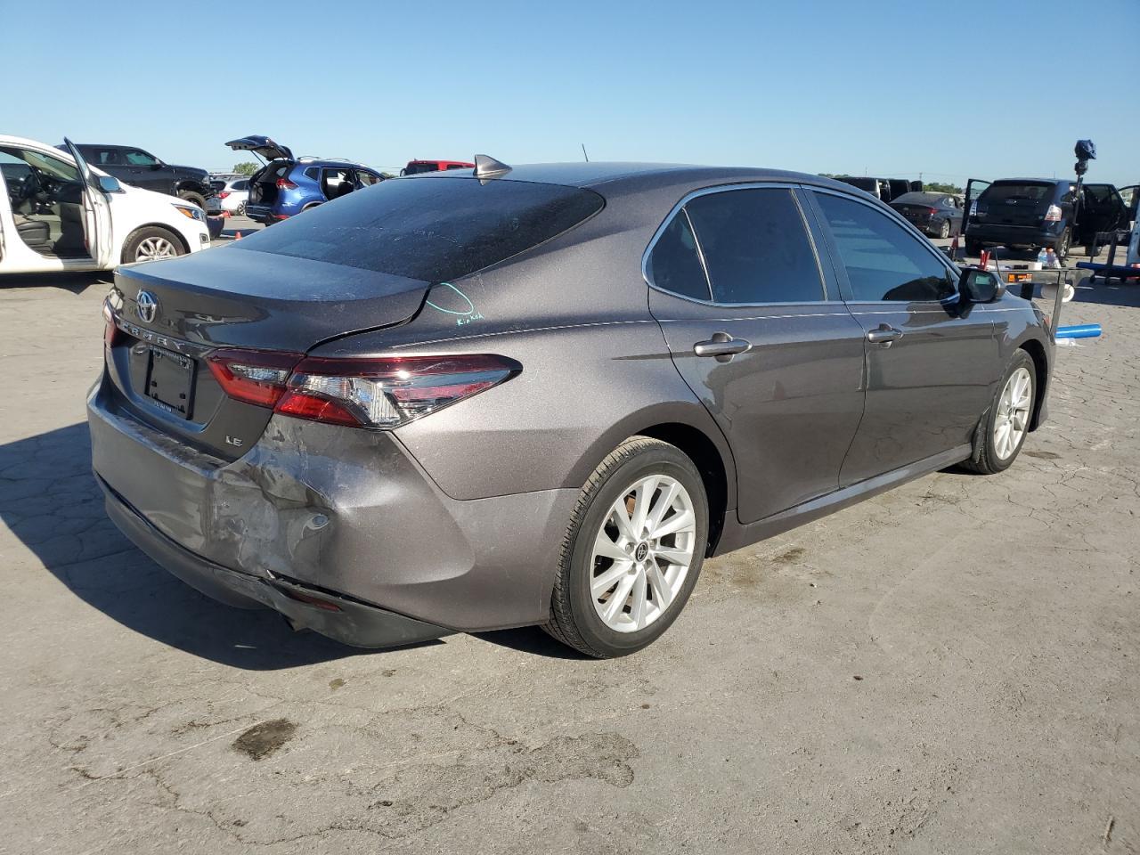 2023 Toyota Camry Le - Фото 3