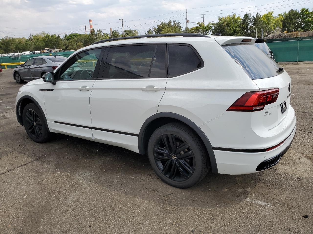 2022 Volkswagen Tiguan Se R-Line Black - Image 2