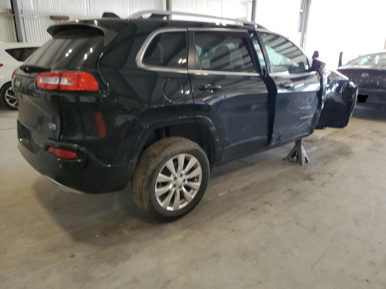 2018 Jeep Cherokee Overland - Image 3