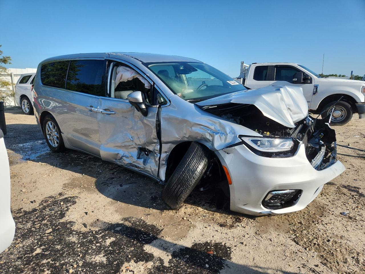 2023 Chrysler Pacifica Touring L - Image 4