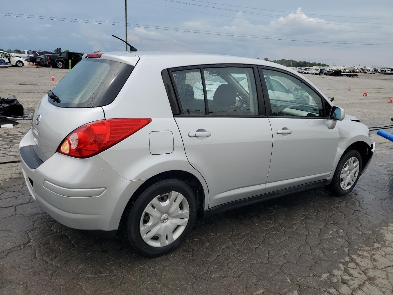 2011 Nissan Versa S - Фото 3
