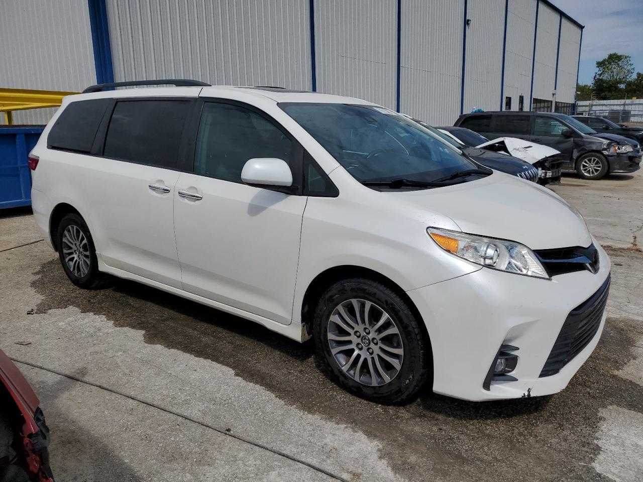 2018 Toyota Sienna Xle 8-Passenger - Фото 4