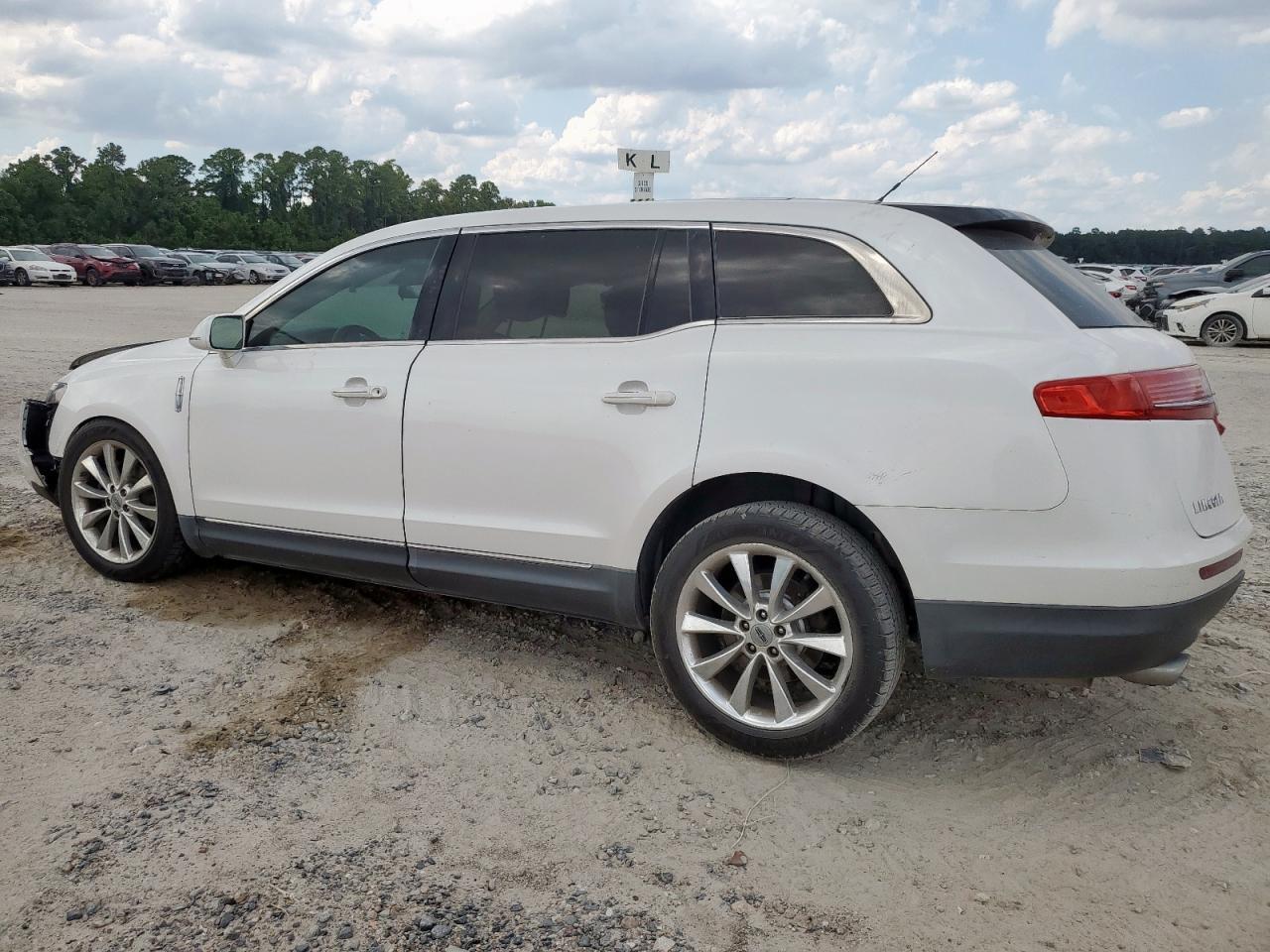 2012 Lincoln Mkt - Image 2