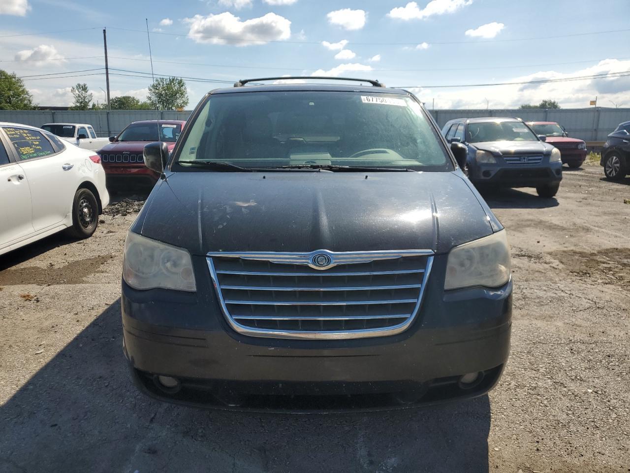 2009 Chrysler Town & Country Touring - Image 5