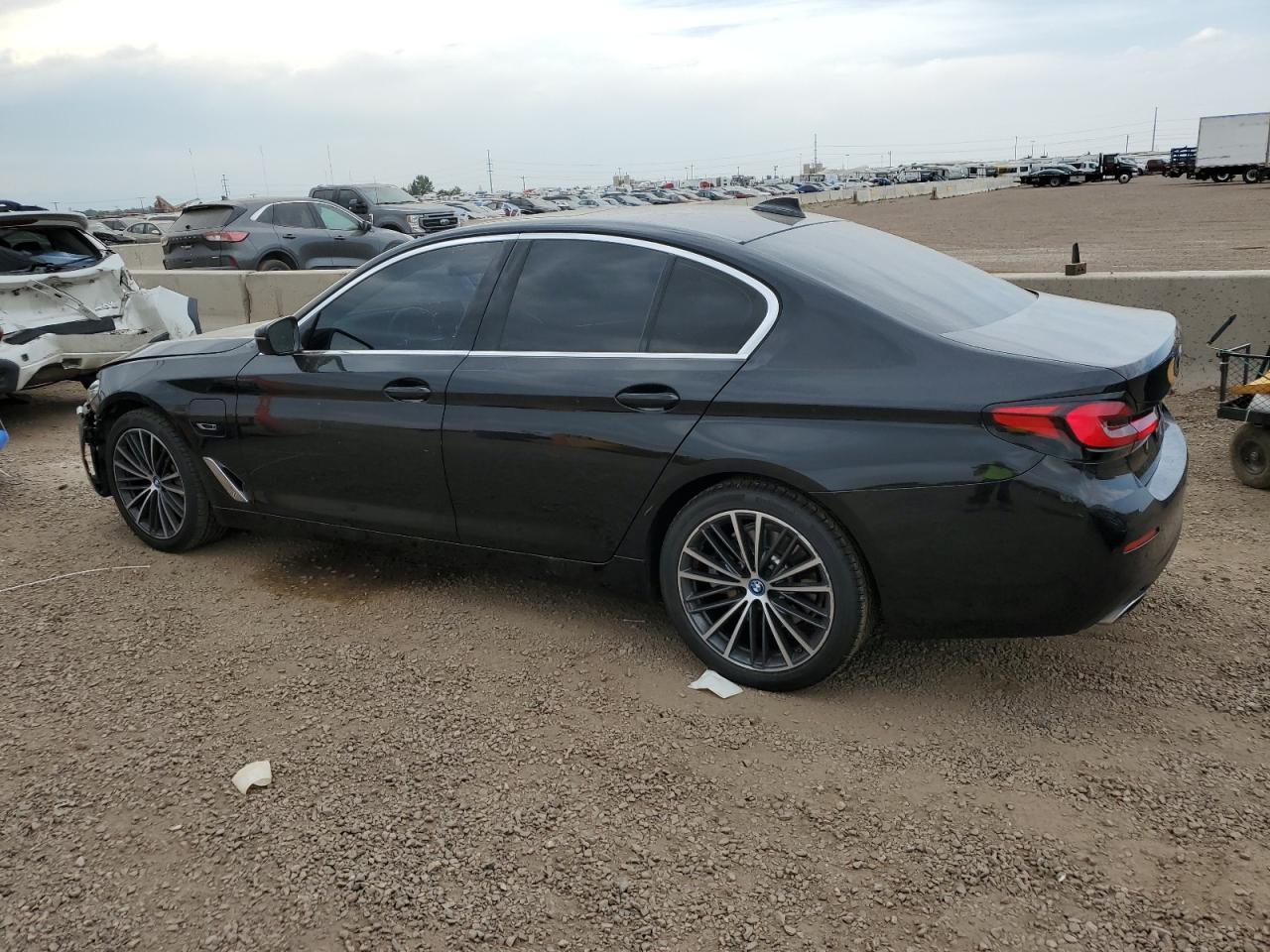 2022 BMW 530E - Фото 2