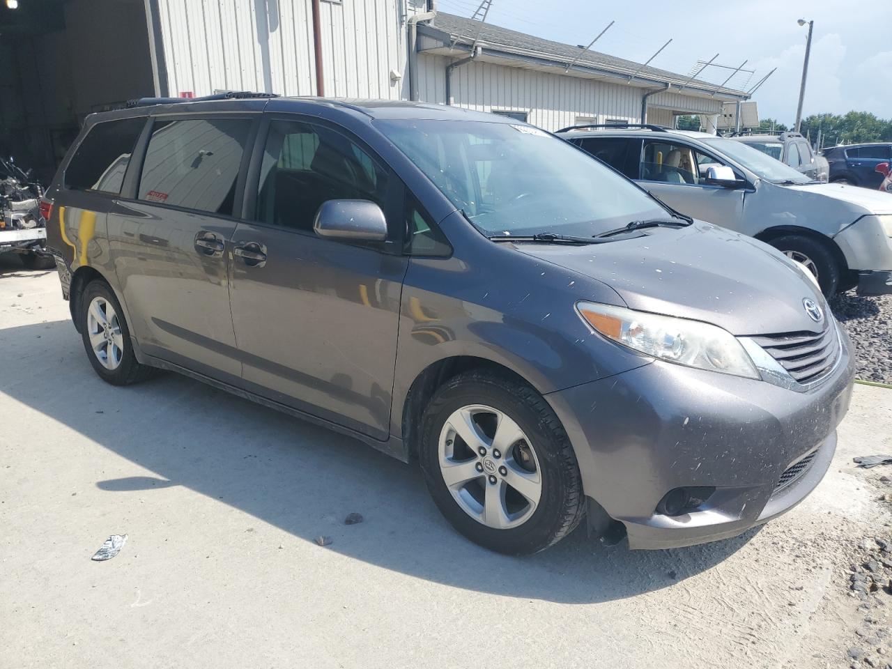 2017 Toyota Sienna Le - Image 4