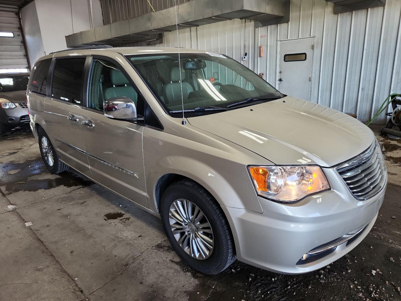 2016 Chrysler Town & Country Touring L - Image 4