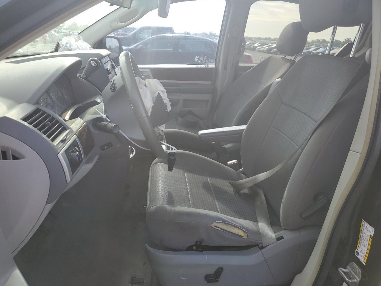 2010 Chrysler Town & Country Touring - Image 7