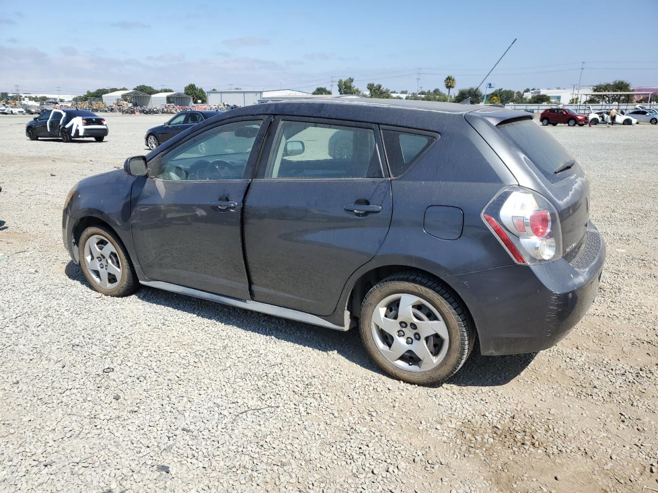 2010 Pontiac Vibe - Image 2