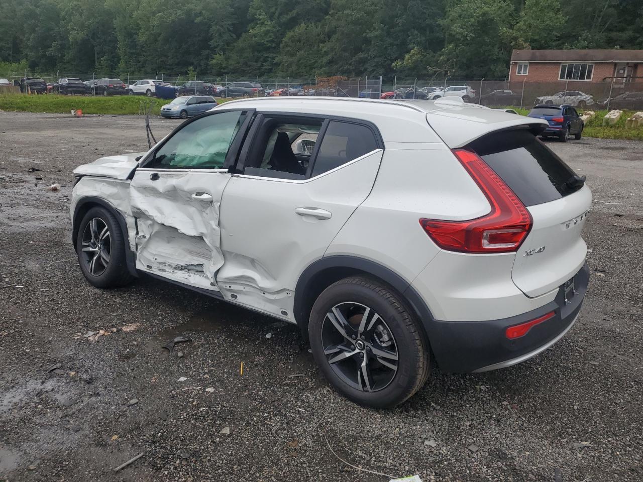 2025 Volvo Xc40 Core - Фото 2