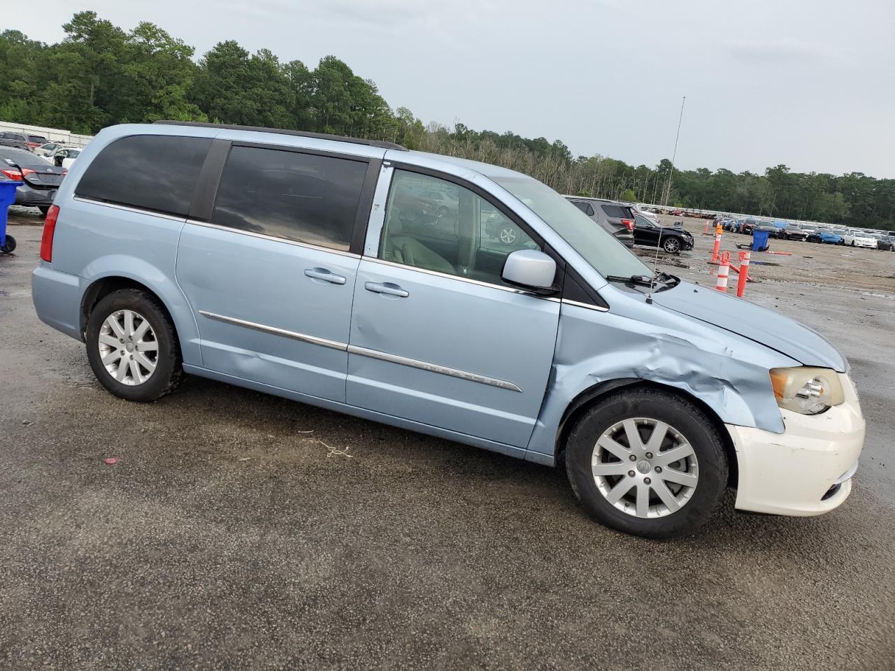 2013 Chrysler Town & Country Touring - Image 4